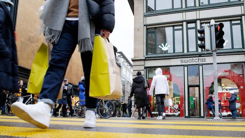 Swatch-Geschäft in Zürich, inmitten im Shopping-Trubel.