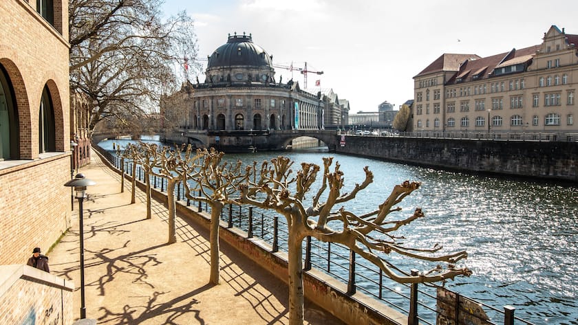 Kaum Menschen in der Öffentlichkeit hier bei der Berliner Museumsinsel.