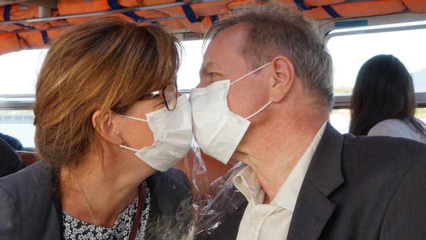 Heiraten in Zeiten von Corona: Frisch vermähltes Paar auf einem Schiff in Genf, September 2020.
