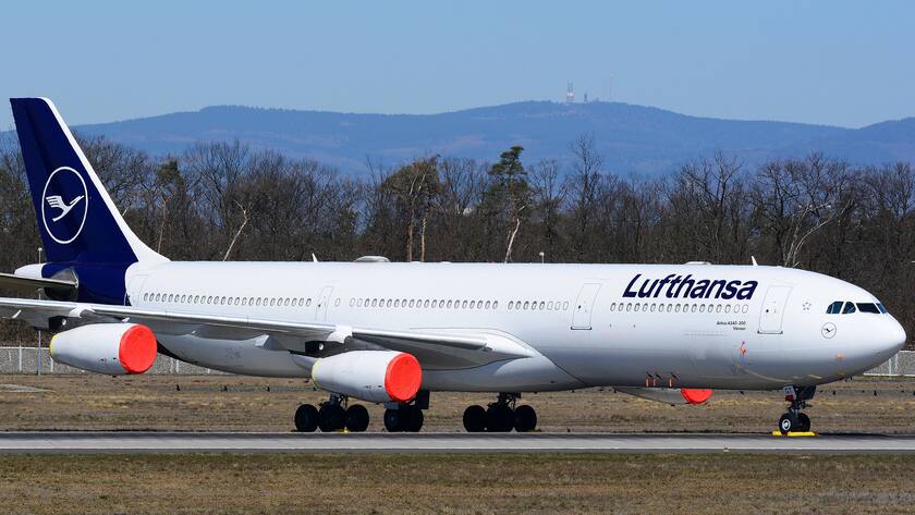 Ein stillgelegter Airbus A340 der Lufthansa auf dem Flughafen Frankfurt am Main.