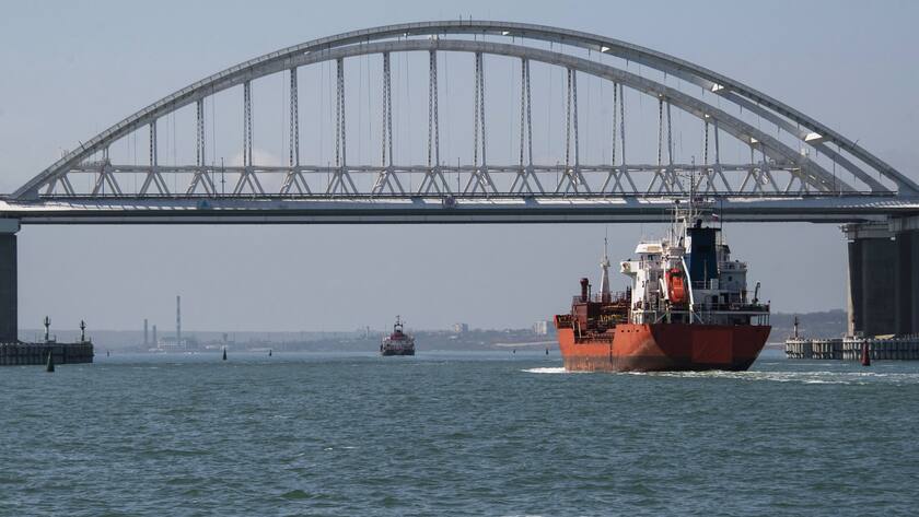 Ein russischer Frachter unter der Krim-Brücke (2024).