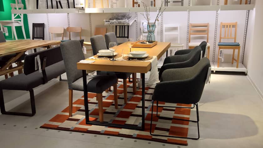 Tische und Stühle in einem Möbelhaus (Symbolbild).