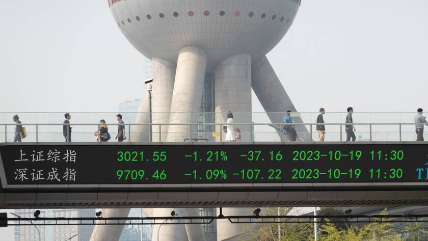 Der Mittagsschlussindex wird auf dem Grossbildschirm der Lujiazui Skybridge in Shanghai, China angezeigt.
