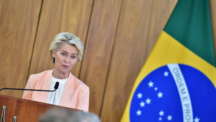 EU-Kommissionspräsidentin Ursula von der Leyen bei einer Pressekonferenz in Brasilien bezüglich des Abkommens zwischen der EU und dem südamerikanischen Wirtschaftsbündnis Mercosur (2023).