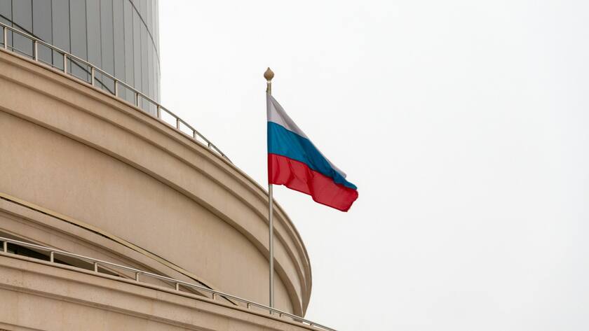 Fahne Russlands an einem Gebäude in der Industriestadt Samara.