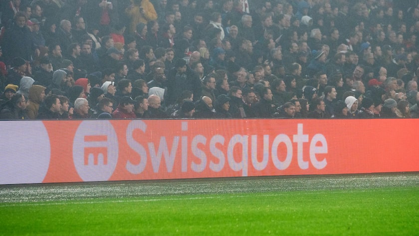 Swissquote macht Bandenwerbung an einem Fussballspiel der UEFA Europa League (Februar 2023).