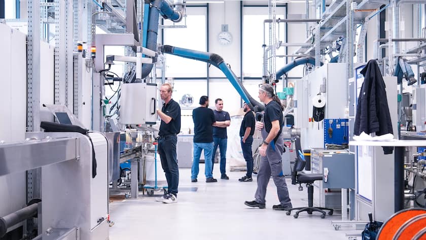 Mitarbeiter der Kabelproduktion von Huber+Suhner am Standort in Witzberg.