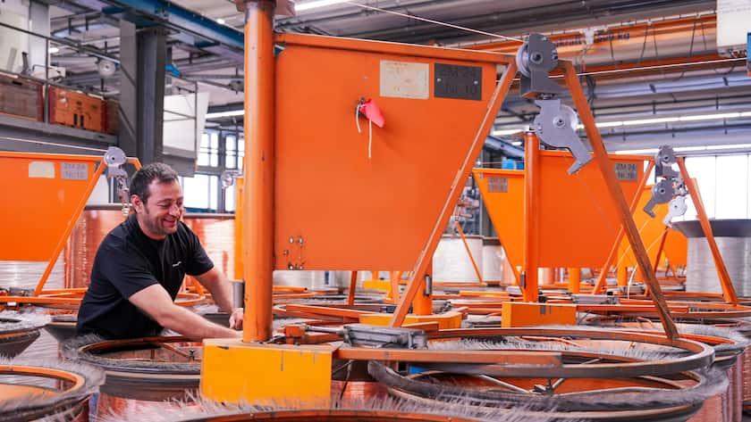 Ein Mitarbeiter der Kabelproduktion.
