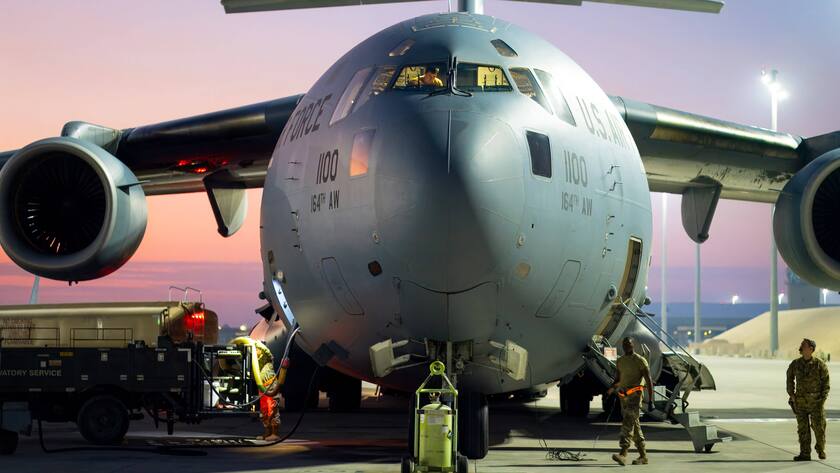 Eine McDonnell Douglas/Boeing C-17 Globemaster auf dem Al-Udeid-Luftwaffenstützpunkt der USA in Katar.