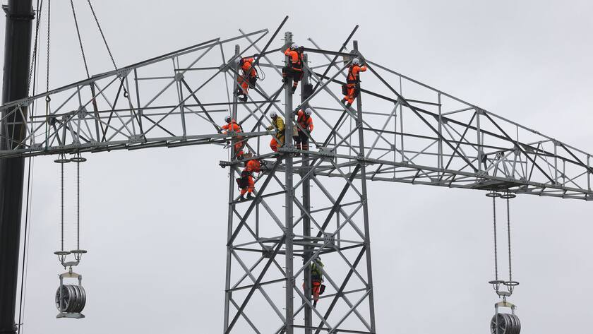 Industriekletterer arbeiten an einem neuen Strommast in Deutschland.