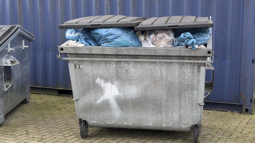 Von der Müllabfuhr nicht geleerter voller Container.