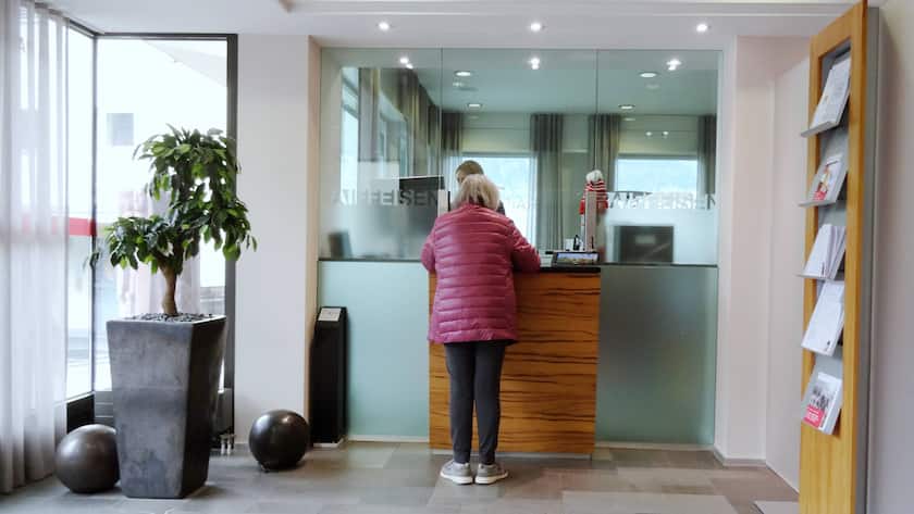 Rentnerin beim Geldabheben.