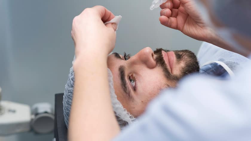 Bei Augenoperationen kommen auch Mittel des Augenheilkundespezialisten Alcon zum Einsatz.