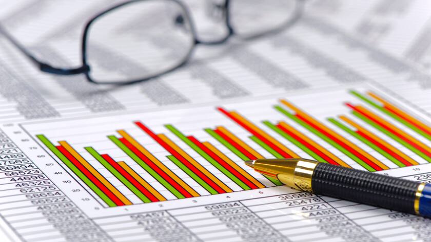 Ein Kugelschreiber liegt auf einem Tabellenblatt mit einem Chart (2025).