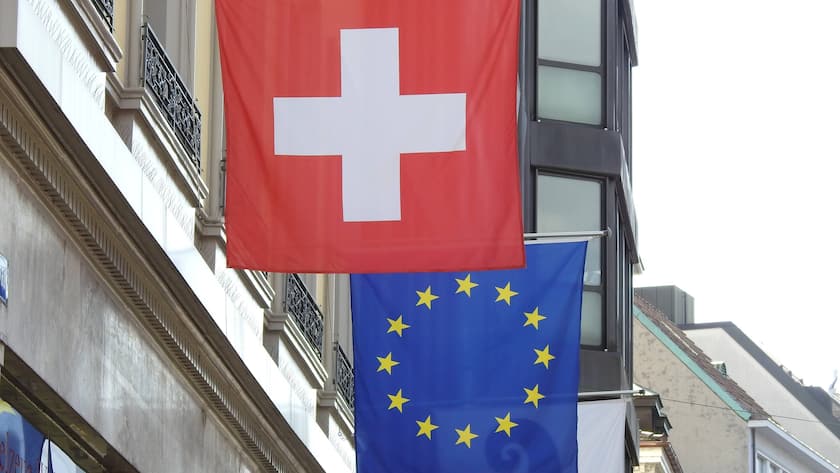 Flaggen der Schweiz und der EU: Das Verhältnis ist kompliziert.