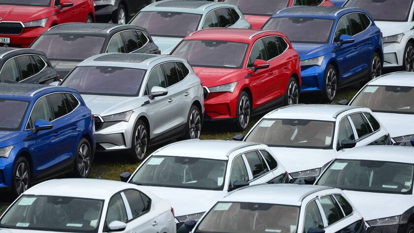 Autos der VW-Tochter Skoda in Mnichovo Hradiste, Tschechien: Der Hersteller bekommt zu wenige Chips - Juni 2016.