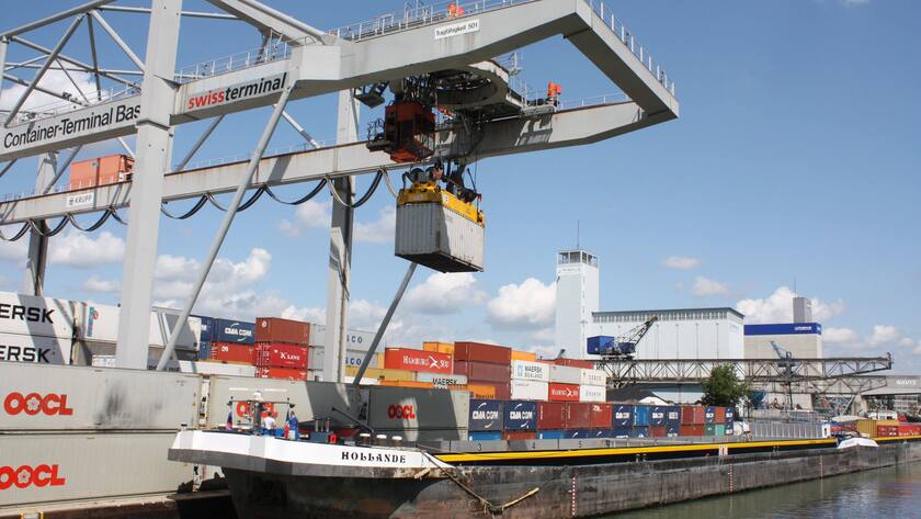 Verladen von Containern im Rheinhafen in Basel.