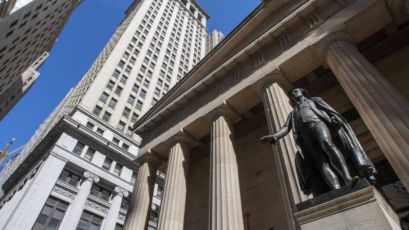 Standbild von Staatsgründer George Washington an der Wall Street in New York.