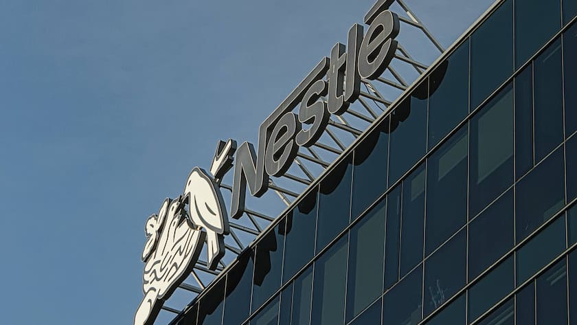 Firmenschild von Nestlé in der Tschechischen Republik.