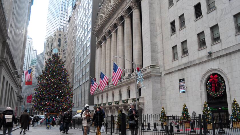 Die Wall Street mit weihnachtlichen Dekorationen.