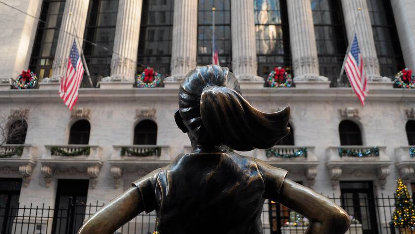 Die Bronze-Statue namens "Fearless Girl" steht im New Yorker Finanzdistrikt (3. Januar 2025).