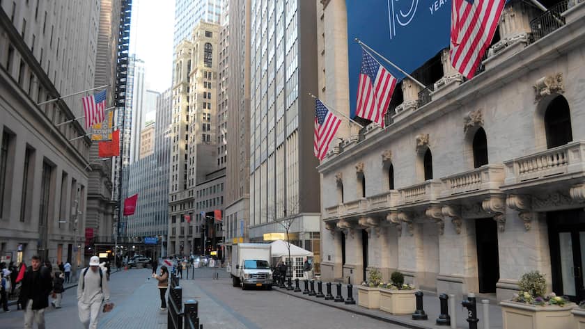 Passanten vor der New Yorker Wall Street (USA, 17. Februar 2025).