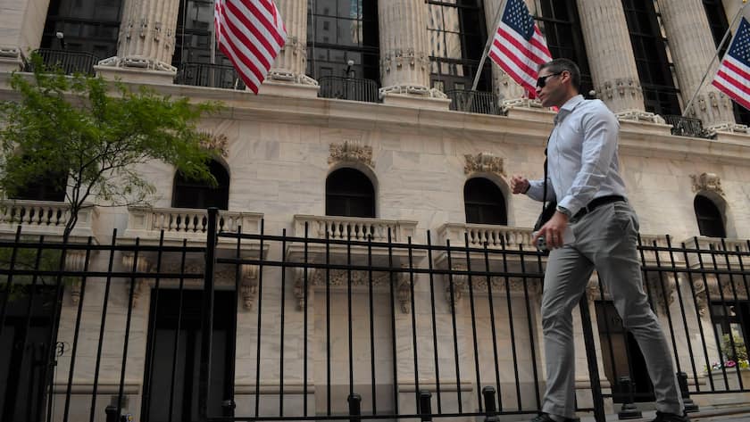 Ein Passant bei der Börse New York Stock Exchange an der Wall Street in New York, USA (2025).