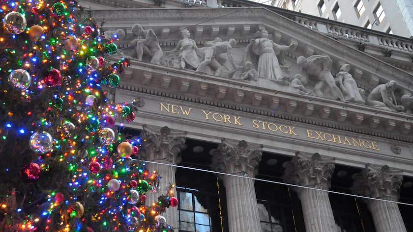 Das Gebäude der New Yorker Börse im Finanzviertel von Manhattan ist weihnachtlich geschmückt (USA, Dezember 2025).