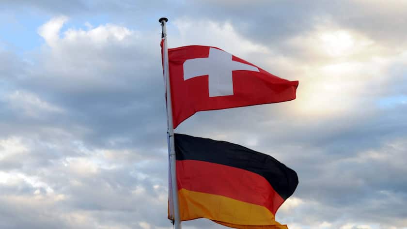 Die Flaggen von Deutschland und der Schweiz.