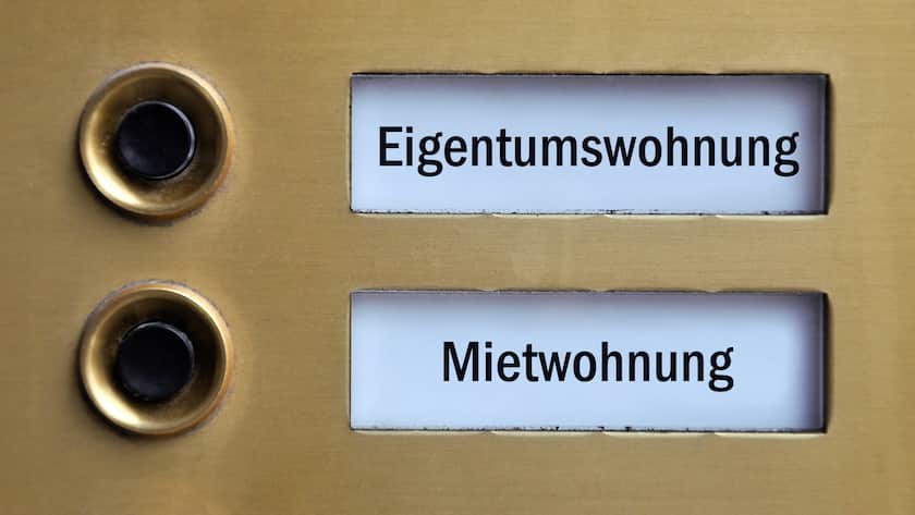 Klingelschilder mit Eigentumswohnung und Mietwohnung.