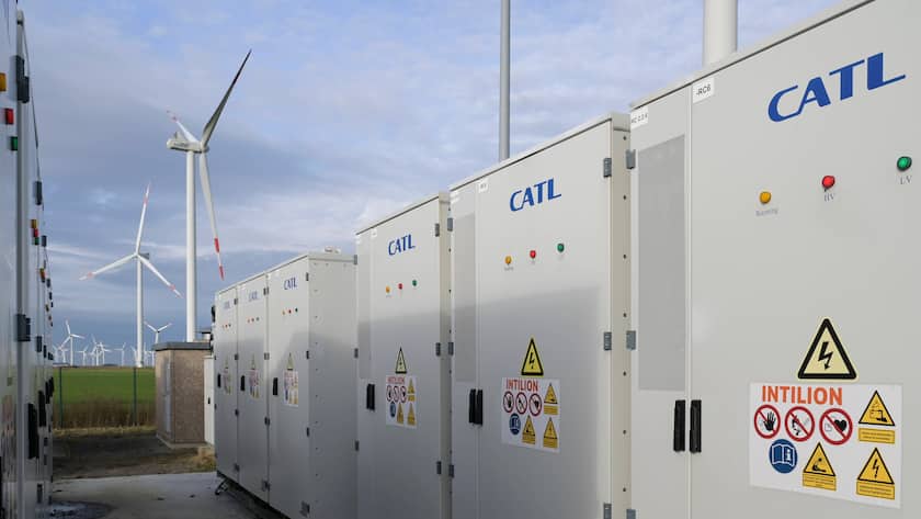 Das Logo von CATL an Windspeicheranlagen in Deutschland.