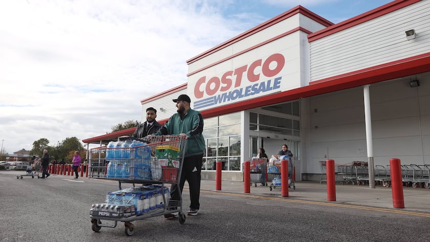 Costco-Kunden verlassen einen Laden in Manchester in England.