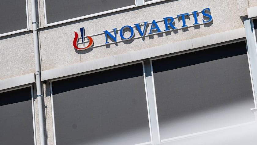 Firmenlogo von Novartis an einem Gebäude.