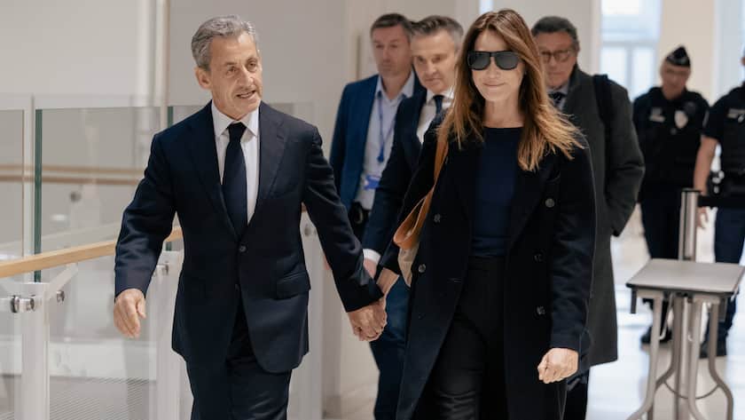 Der ehemalige französische Präsident Nicolas Sarkozy und seine Frau Carla Bruni im Pariser Gerichtshof Tribunal de Paris (25. September 2025).