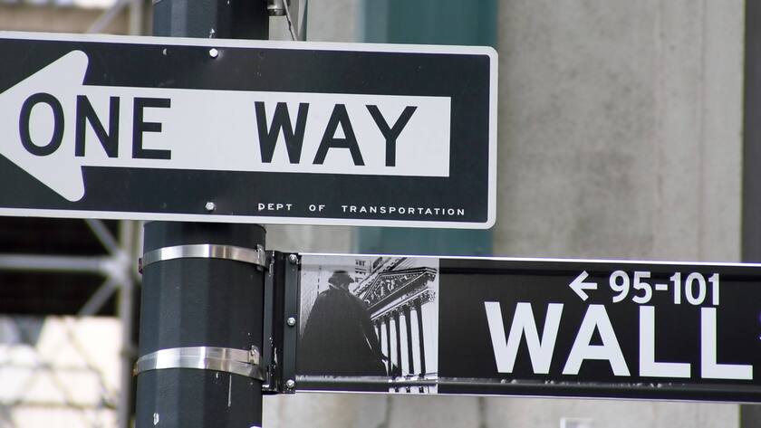 Strassenschild an der Wall Street in New York, USA (2024).