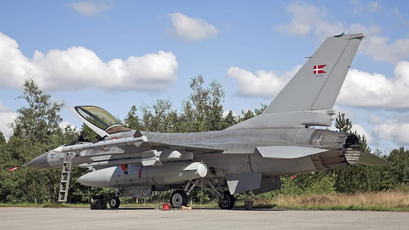 Eini Kampfflugzeuge der dänischen Luftwaffe vom Typ Lockheed Martin F-16C Fighting Falcon auf der dänischen Luftwaffenbasis Karup.