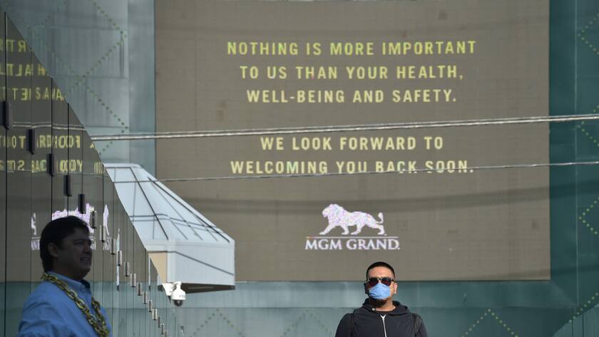 Ein Mann mit Maske läuft am MGM Grand Hotel and Casino in Las Vegas am 16. März 2020 vorbei.