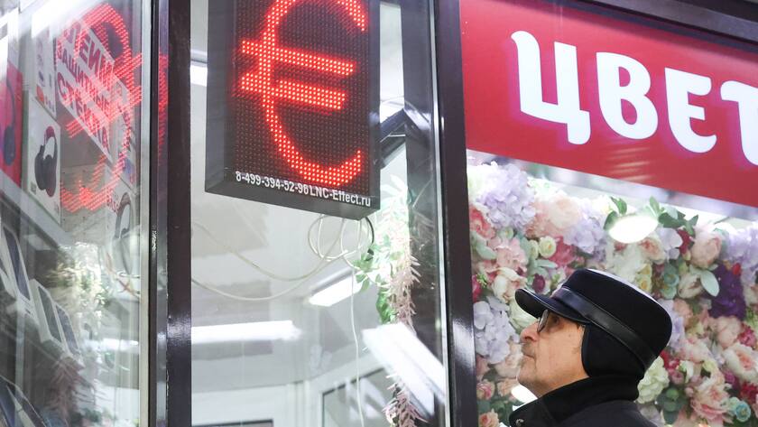 Ein Euro-Zeichen ist vor einer Wechselbüro in Moscow zu sehen.