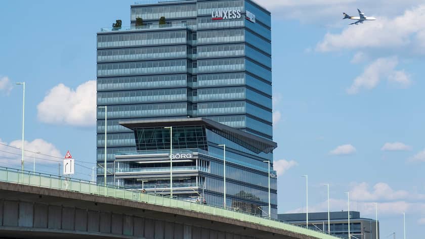 Das Logo des Spezialchemiekonzerns Lanxess an einem Firmengebäude in Köln.