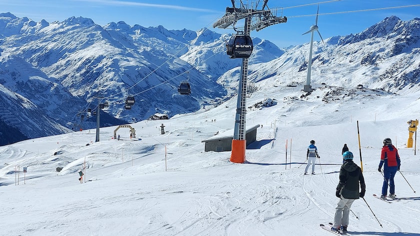 Skifahrer auf den Pisten der Skiregion Andermatt-Sedrun-Disentis.