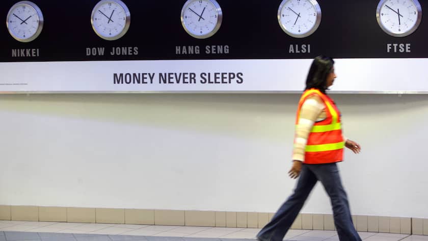 «Money never Sleeps» - ein Slogan unter Uhren mit den Zeiten verschiedener Börsenstädte, unter anderem von Hongkong respektive dem Hang Seng Index.