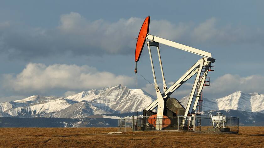Ölpumpe in der Nähe von Longview in der kanadischen Provinz Alberta mit den Rocky Mountains im Hintergrund.
