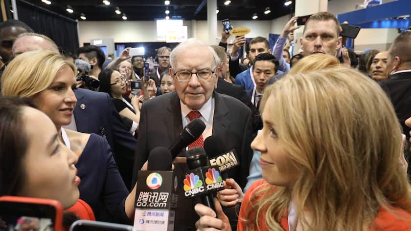 Investor Warren Buffett spricht mit Reportern an der Aktionärsversammlung von Berkshire Hathaway in Omaha im Jahr 2019.