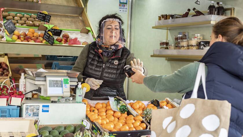 Eine Verkäuferin trägt ein Gesichts-Schutzschild an einem Markt in Armentieres, Nordfrankreich.