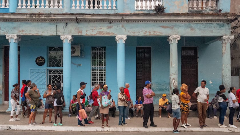 Wartende an einer Bushaltestelle in Havanna, der Hauptstadt Kubas.