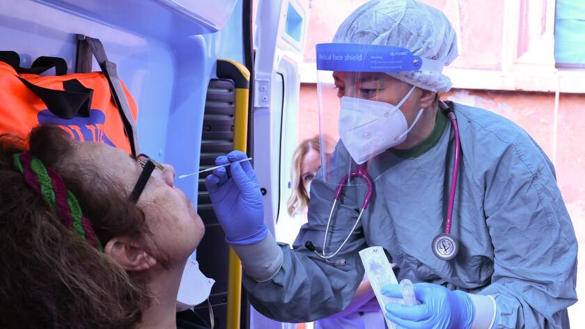 Menschen werden vor dem Santo Spirito Spital in Rom auf Corona getestet.