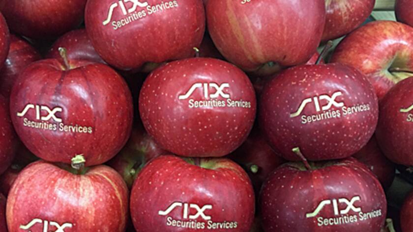 Äpfel mit dem SIX-Logo.