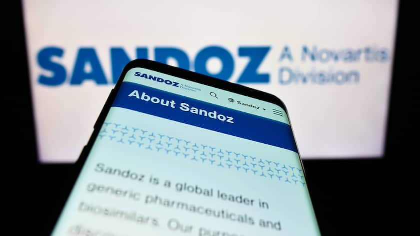 Smartphone mit der Webpage von Sandoz.