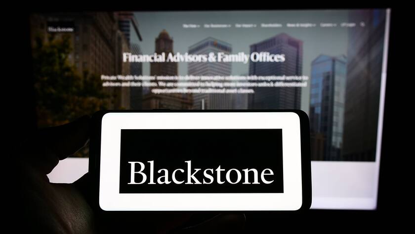 Das Logo von Blackstone auf einem Smartphone.