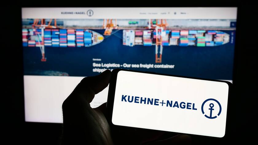 Das Logo von Kühne+Nagel auf einem Smartphone.